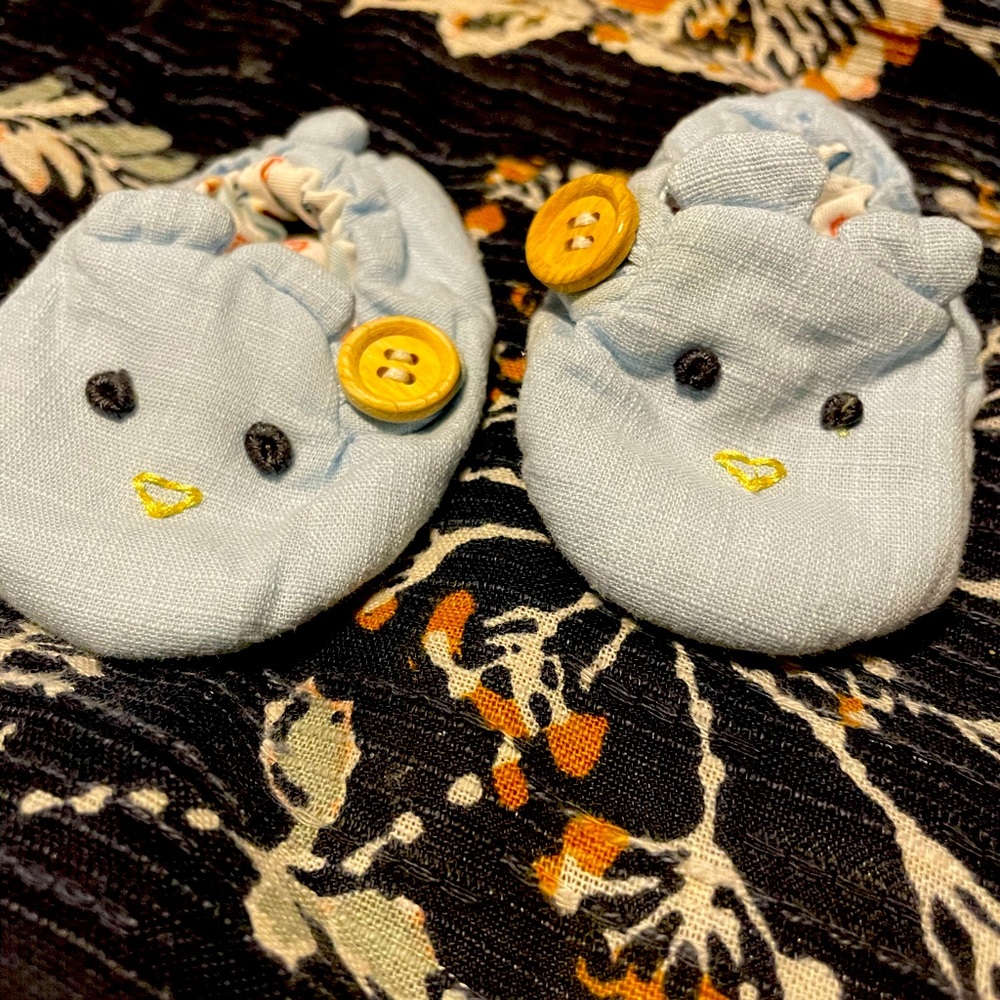 NWOT unisex newborn slippers